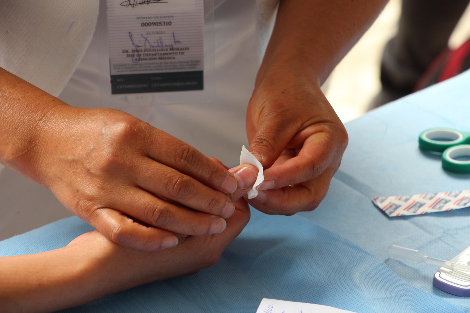 Infirmière Laetitia qui fait un test de prélevement sanguin